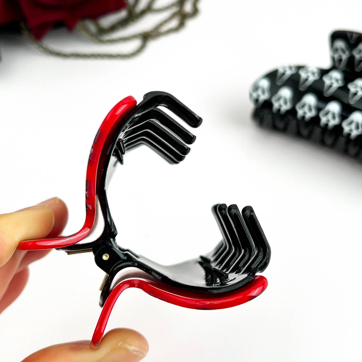💀 Halloween Skull Acrylic Claw Clip – Spooky Hair Accessory